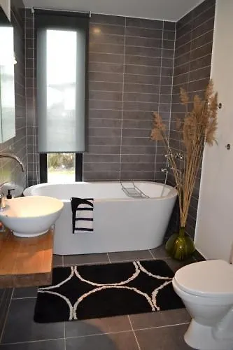 Haermati Puhkemaja- Riverside Nasva (Saare)